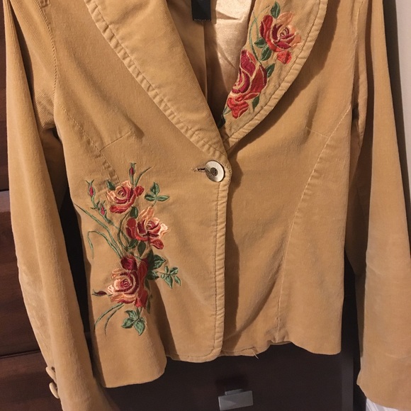 Camel-coloured blazer with rose details - Picture 2 of 7